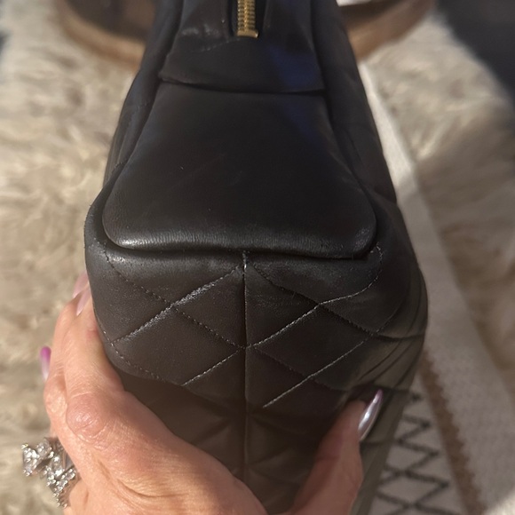 CHANEL Black Quilted Leather Shoulder Bag with Gold Chain - Picture 17 of 17